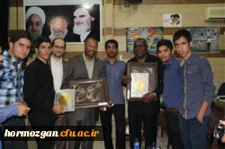 پردیس های دانشگاه فرهنگیان استان هرمزگان در سالگرد تسخیر لانه جاسوسی آمریکا برگزار کردند

نشست سیاسی و اجتماعی پیرامون نقض حقوق بشر و تحلیل و بررسی جامعه آمریکا با سخنرانی دکتر لارنز جیمز برسکا و حضور دکتر ایرل یو جینز دیسکو از اساتید دانشگاه های آمریکا