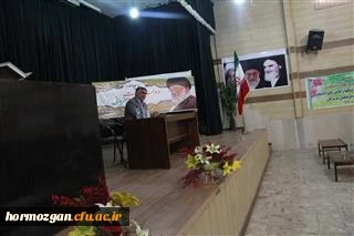 دکتر قنبری معاون دانشجویی دانشگاه فرهنگیان در جمع اساتید و کارکنان پردیس های دانشگاه فرهنگیان در استان هرمزگان 
بهترین اساتید در اختیار ماست ؛ چون کسانی هستند که پلکانی تدریس را از مقاطع ابتدایی – راهنمایی و متوسطه تا دانشگاه طی کرده اند .