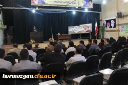 دکتر قنبری معاون دانشجویی دانشگاه فرهنگیان در جمع اساتید و کارکنان پردیس های دانشگاه فرهنگیان در استان هرمزگان 
بهترین اساتید در اختیار ماست ؛ چون کسانی هستند که پلکانی تدریس را از مقاطع ابتدایی – راهنمایی و متوسطه تا دانشگاه طی کرده اند .
 5