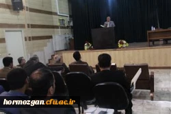 دکتر قنبری معاون دانشجویی دانشگاه فرهنگیان در جمع اساتید و کارکنان پردیس های دانشگاه فرهنگیان در استان هرمزگان 
بهترین اساتید در اختیار ماست ؛ چون کسانی هستند که پلکانی تدریس را از مقاطع ابتدایی – راهنمایی و متوسطه تا دانشگاه طی کرده اند .
 6