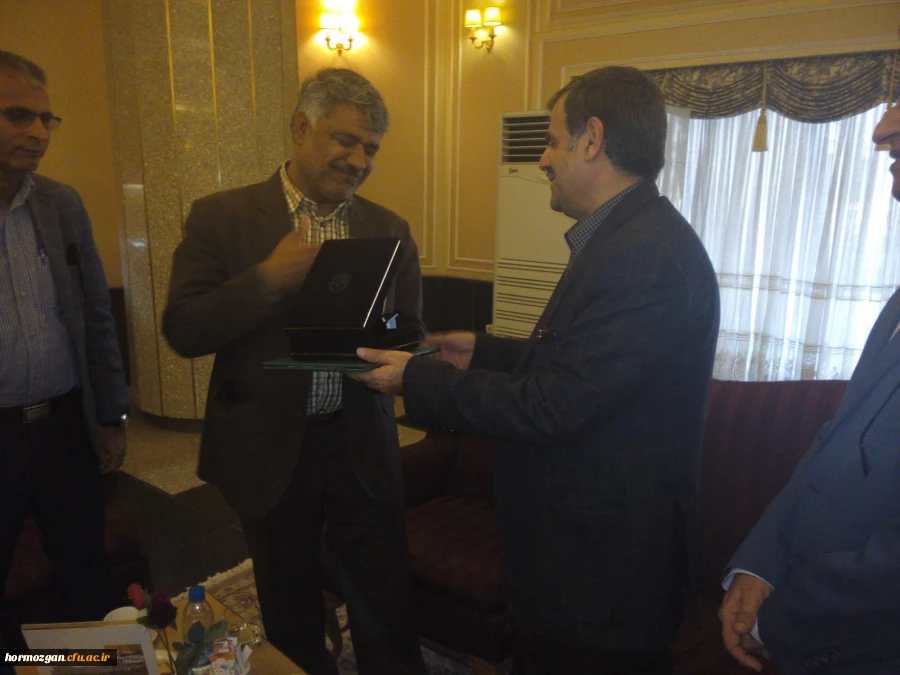 تقدیر سرپریت دانشگاه فرهنگیان از شهردار بندرعباس  8