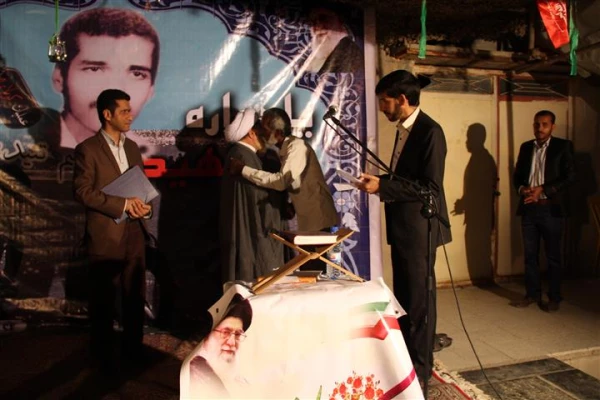 باهمکاری مدیریت استانی دانشگاه فرهنگیان هرمزگان و با حضور امام جمعه موقت بندرعباس ، رئیس ستاد اقامه نماز استان و مشاور استاندار هرمزگان در امور ایثارگران 

برگزاری یادواره دانشجو معلم شهید ابراهیم تنیده از شهدای غواص عملیات کربلای 4 در زادگاهش 10