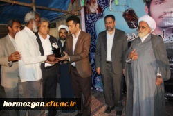 باهمکاری مدیریت استانی دانشگاه فرهنگیان هرمزگان و با حضور امام جمعه موقت بندرعباس ، رئیس ستاد اقامه نماز استان و مشاور استاندار هرمزگان در امور ایثارگران 

برگزاری یادواره دانشجو معلم شهید ابراهیم تنیده از شهدای غواص عملیات کربلای 4 در زادگاهش 14