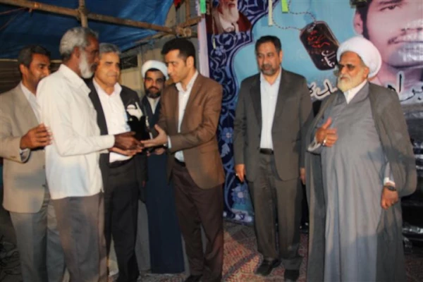 باهمکاری مدیریت استانی دانشگاه فرهنگیان هرمزگان و با حضور امام جمعه موقت بندرعباس ، رئیس ستاد اقامه نماز استان و مشاور استاندار هرمزگان در امور ایثارگران 

برگزاری یادواره دانشجو معلم شهید ابراهیم تنیده از شهدای غواص عملیات کربلای 4 در زادگاهش 14