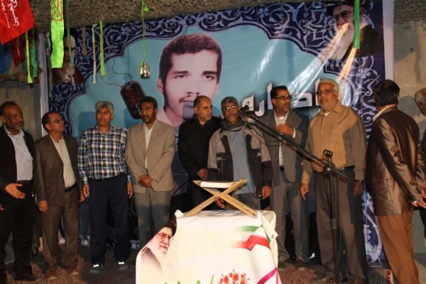 باهمکاری مدیریت استانی دانشگاه فرهنگیان هرمزگان و با حضور امام جمعه موقت بندرعباس ، رئیس ستاد اقامه نماز استان و مشاور استاندار هرمزگان در امور ایثارگران 

برگزاری یادواره دانشجو معلم شهید ابراهیم تنیده از شهدای غواص عملیات کربلای 4 در زادگاهش 15