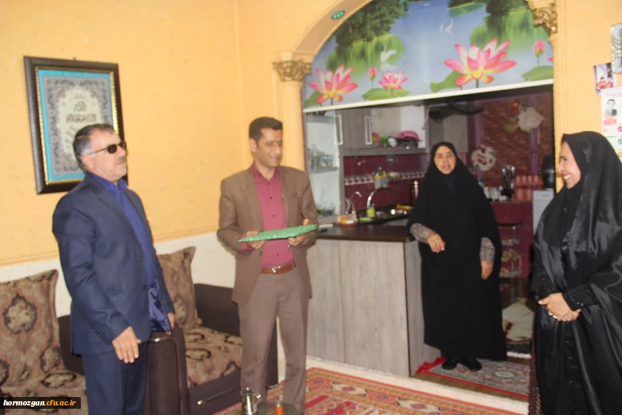 با حضور مدیر کل امور ایثارگران و مشاور امور ایثارگران ریاست دانشگاه فرهنگیان و سرپرست دانشگاه فرهنگیان هرمزگان انجام شد .
دیدار با خانواده دانشجو معلم شهید ابراهیم تنیده و خانواده شهید همت الله شمسایی پدر مدرس پردیس های استان 18