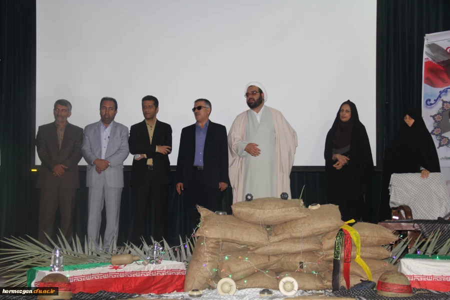 با پیام دکتر مهر محمدی سرپرست دانشگاه فرهنگیان و مدیر کل امور ایثارگران دانشگاه و امام جمعه موقت بندرعباس و مدیر کل بنیاد شهید استان و معاون اداره کل آموزش و پرورش و جمعی از مسئولین استان و خانواده معظم شهدا برگزار شد .

دومین یادواره شهدای دانشگاه فرهن