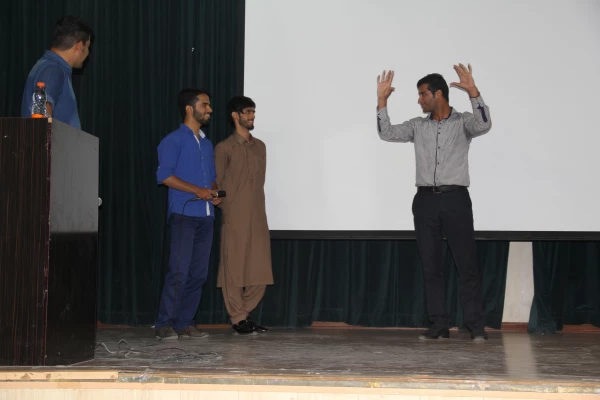 دکتر حقیری زاده: مشاورعالی استاندار هرمزگان

ما معلمان باید چگونه زیستن را به دانش آموزان بیاموزیم و نسل خود را از لحاظ فرهنگی واکسینه کنیم. 12