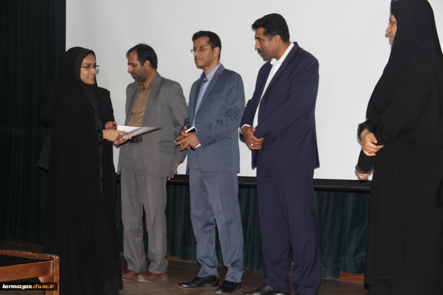 دکتر حقیری زاده: مشاورعالی استاندار هرمزگان

ما معلمان باید چگونه زیستن را به دانش آموزان بیاموزیم و نسل خود را از لحاظ فرهنگی واکسینه کنیم. 14