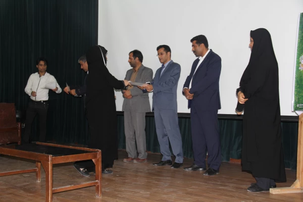 دکتر حقیری زاده: مشاورعالی استاندار هرمزگان

ما معلمان باید چگونه زیستن را به دانش آموزان بیاموزیم و نسل خود را از لحاظ فرهنگی واکسینه کنیم. 15