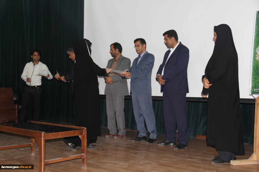 دکتر حقیری زاده: مشاورعالی استاندار هرمزگان

ما معلمان باید چگونه زیستن را به دانش آموزان بیاموزیم و نسل خود را از لحاظ فرهنگی واکسینه کنیم. 15