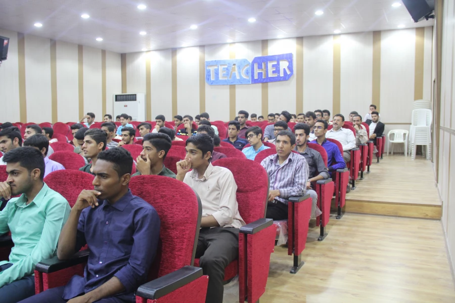 به همت دانشجویان رشته مشاوره پردیس شهید بهشتی هرمزگان برگزار گردید:

 اولین جشنواره فیلم کوتاه دانشجویی پردیس های استان هرمزگان 4