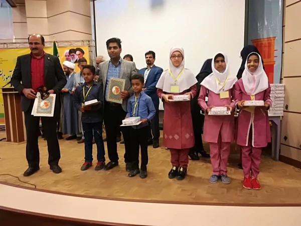 سرپرست امور پردیس های استان هرمزگان در جمع برگزیدگان جشنواره جابرین حیان اداره آموزش و پرورش هرمزگان: 

تقویت روحیه نقد و پرسشگری در مدارس ابتدایی زمینه ساز تربیت شهروندان مسئول برای جامعه است . 4