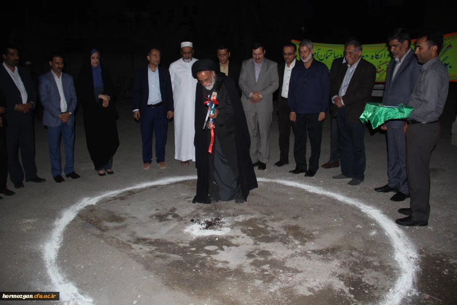 با حضور دکتر خاکی معاون طرح و برنامه دانشگاه فرهنگیان و مدیران استانی عملیات احداث خوابگاه 700 نفره و ساختمان آموزشی 25 کلاسه پردیس فاطمه الزهرا  (س ) دانشگاه فرهنگیان هرمزگان آغاز شد. 2