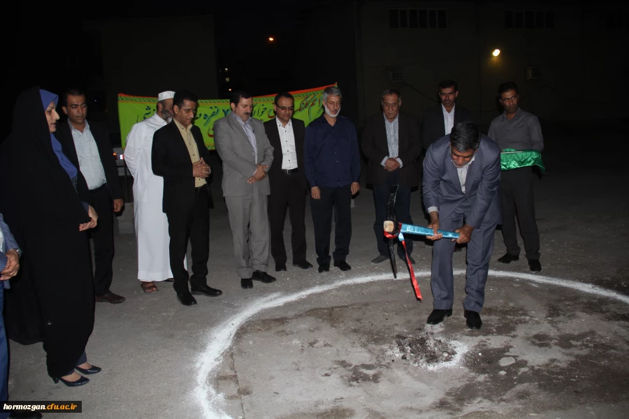 با حضور دکتر خاکی معاون طرح و برنامه دانشگاه فرهنگیان و مدیران استانی عملیات احداث خوابگاه 700 نفره و ساختمان آموزشی 25 کلاسه پردیس فاطمه الزهرا  (س ) دانشگاه فرهنگیان هرمزگان آغاز شد. 2