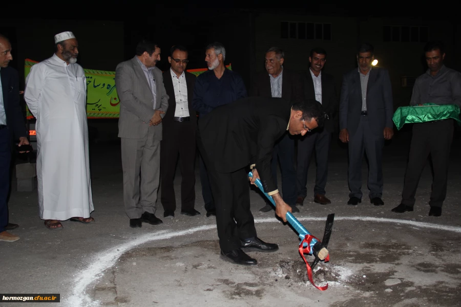 با حضور دکتر خاکی معاون طرح و برنامه دانشگاه فرهنگیان و مدیران استانی عملیات احداث خوابگاه 700 نفره و ساختمان آموزشی 25 کلاسه پردیس فاطمه الزهرا  (س ) دانشگاه فرهنگیان هرمزگان آغاز شد. 2
