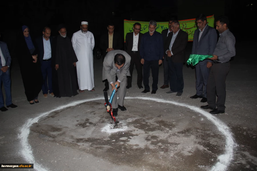 با حضور دکتر خاکی معاون طرح و برنامه دانشگاه فرهنگیان و مدیران استانی عملیات احداث خوابگاه 700 نفره و ساختمان آموزشی 25 کلاسه پردیس فاطمه الزهرا  (س ) دانشگاه فرهنگیان هرمزگان آغاز شد. 3