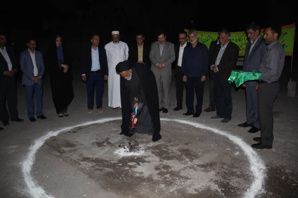 با حضور دکتر خاکی معاون طرح و برنامه دانشگاه فرهنگیان و مدیران استانی عملیات احداث خوابگاه 700 نفره و ساختمان آموزشی 25 کلاسه پردیس فاطمه الزهرا  (س ) دانشگاه فرهنگیان هرمزگان آغاز شد. 3