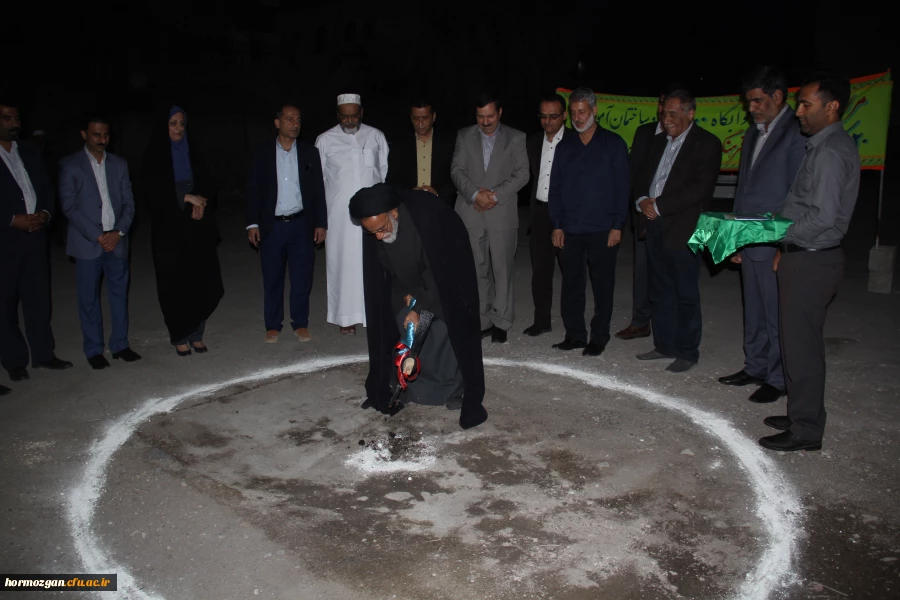 با حضور دکتر خاکی معاون طرح و برنامه دانشگاه فرهنگیان و مدیران استانی عملیات احداث خوابگاه 700 نفره و ساختمان آموزشی 25 کلاسه پردیس فاطمه الزهرا  (س ) دانشگاه فرهنگیان هرمزگان آغاز شد. 3