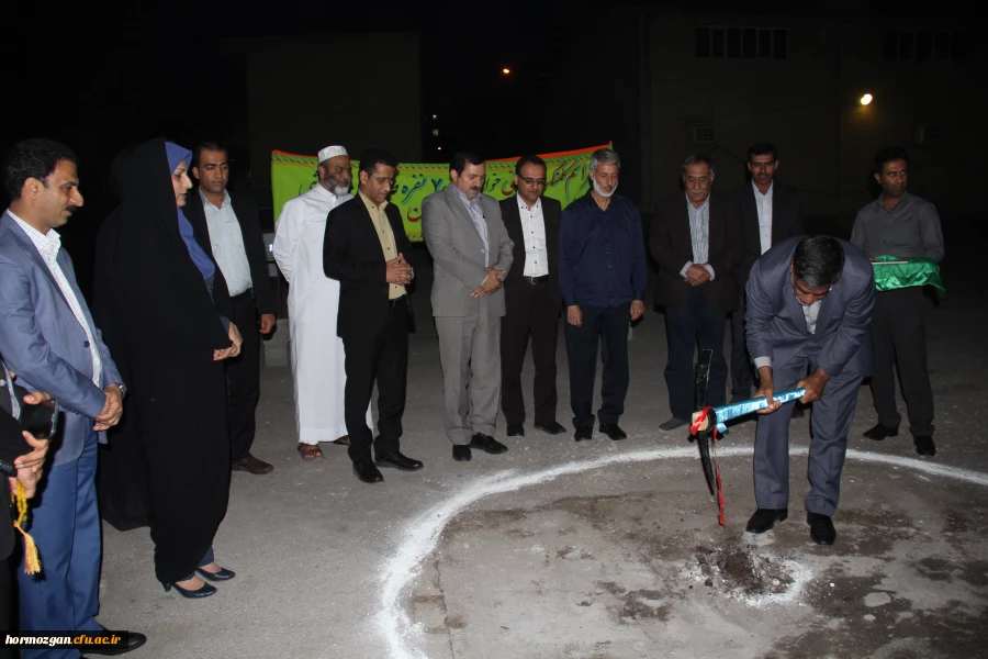 با حضور دکتر خاکی معاون طرح و برنامه دانشگاه فرهنگیان و مدیران استانی عملیات احداث خوابگاه 700 نفره و ساختمان آموزشی 25 کلاسه پردیس فاطمه الزهرا  (س ) دانشگاه فرهنگیان هرمزگان آغاز شد. 3