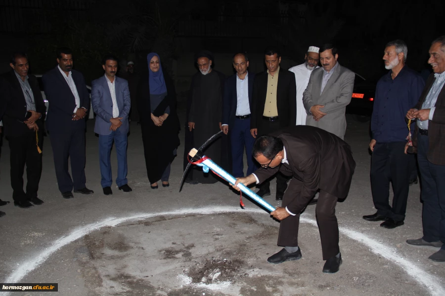 با حضور دکتر خاکی معاون طرح و برنامه دانشگاه فرهنگیان و مدیران استانی عملیات احداث خوابگاه 700 نفره و ساختمان آموزشی 25 کلاسه پردیس فاطمه الزهرا  (س ) دانشگاه فرهنگیان هرمزگان آغاز شد. 3
