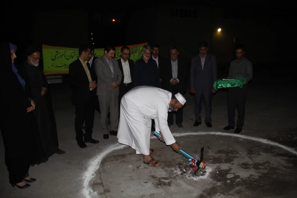 با حضور دکتر خاکی معاون طرح و برنامه دانشگاه فرهنگیان و مدیران استانی عملیات احداث خوابگاه 700 نفره و ساختمان آموزشی 25 کلاسه پردیس فاطمه الزهرا  (س ) دانشگاه فرهنگیان هرمزگان آغاز شد. 4