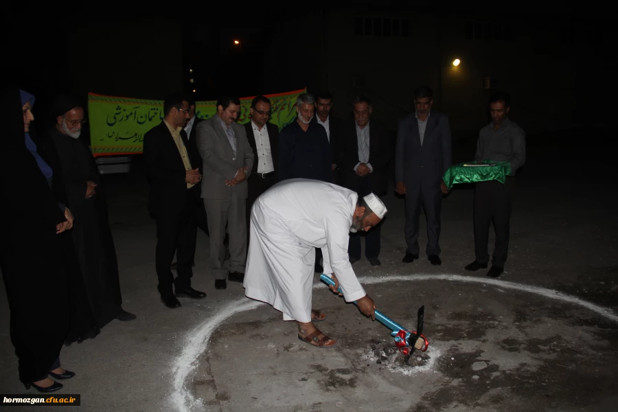 با حضور دکتر خاکی معاون طرح و برنامه دانشگاه فرهنگیان و مدیران استانی عملیات احداث خوابگاه 700 نفره و ساختمان آموزشی 25 کلاسه پردیس فاطمه الزهرا  (س ) دانشگاه فرهنگیان هرمزگان آغاز شد. 4