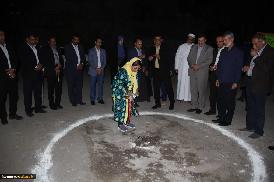 با حضور دکتر خاکی معاون طرح و برنامه دانشگاه فرهنگیان و مدیران استانی عملیات احداث خوابگاه 700 نفره و ساختمان آموزشی 25 کلاسه پردیس فاطمه الزهرا  (س ) دانشگاه فرهنگیان هرمزگان آغاز شد. 4