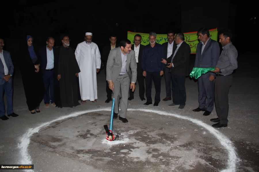 با حضور دکتر خاکی معاون طرح و برنامه دانشگاه فرهنگیان و مدیران استانی عملیات احداث خوابگاه 700 نفره و ساختمان آموزشی 25 کلاسه پردیس فاطمه الزهرا  (س ) دانشگاه فرهنگیان هرمزگان آغاز شد. 4