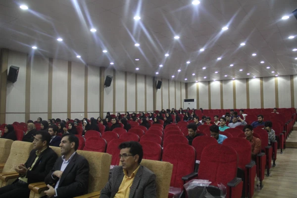 با حضور دکتر امانی تهرانی مولف کتب علوم تجربی و مدیرکل دفتر تالیف وزارت آموزش و پرورش
دومین جشنواره تجربیات برتر معلمان ابتدایی برگزار گردید. 8