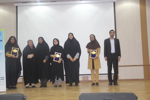 با حضور دکتر امانی تهرانی مولف کتب علوم تجربی و مدیرکل دفتر تالیف وزارت آموزش و پرورش
دومین جشنواره تجربیات برتر معلمان ابتدایی برگزار گردید. 10