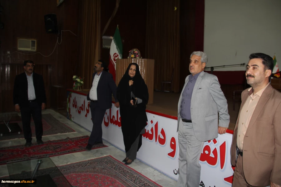 بازدید مدیر کل خدمات و رفاه دانشجوئی دانشگاه فرهنگیان از پردیس های شهید بهشتی و فاطمه الزهرا ( س ) بندرعباس

آقاخانی ، مدیر کل خدمات و رفاه دانشجوئی دانشگاه در  روز چهارشنبه 15/12/97   از پردیس های استان بازدید نمودند. 4