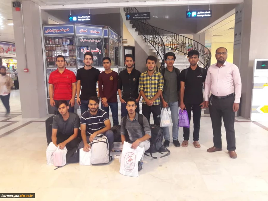 برای پنجمین سال متوالی ، جمعی از دانشجو معلمان پردیس های هرمزگان از نمایشگاه بین المللی کتاب تهران بازدید نمودند. 2
