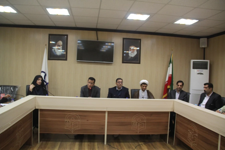 دکتر انصاری راد معاون دانشجویی دانشگاه در نشست اداری پردیس های استان هرمزگان
با پذیرش حداکثری دانشجو به توسعه و بالندگی آموزش و پرورش کمک می کنیم 4