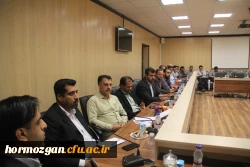 دکتر انصاری راد معاون دانشجویی دانشگاه در نشست اداری پردیس های استان هرمزگان
با پذیرش حداکثری دانشجو به توسعه و بالندگی آموزش و پرورش کمک می کنیم 5