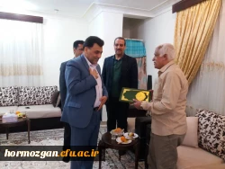 دیدار دکتر محمـدی معـاون فرهنگی دانشگاه فرهنگیـان با  خانواده شهید تنیده از شهـدای تربیت معلم استان هرمزگان 2