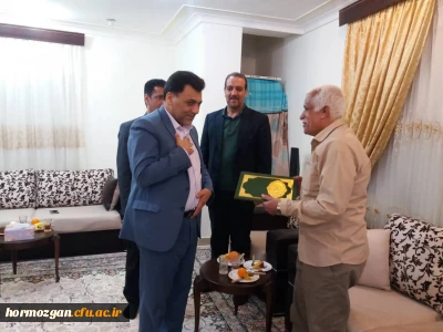 دیدار دکتر محمـدی معـاون فرهنگی دانشگاه فرهنگیـان با  خانواده شهید تنیده از شهـدای
 تربیت معلم استان هرمزگان