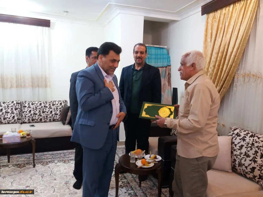 دیدار دکتر محمـدی معـاون فرهنگی دانشگاه فرهنگیـان با  خانواده شهید تنیده از شهـدای تربیت معلم استان هرمزگان 2