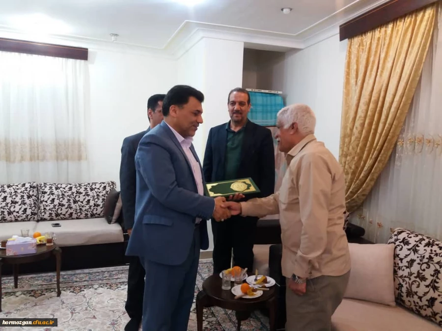 دیدار دکتر محمـدی معـاون فرهنگی دانشگاه فرهنگیـان با  خانواده شهید تنیده از شهـدای تربیت معلم استان هرمزگان 3