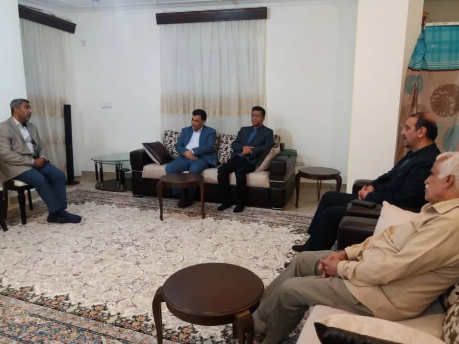 دیدار دکتر محمـدی معـاون فرهنگی دانشگاه فرهنگیـان با  خانواده شهید تنیده از شهـدای تربیت معلم استان هرمزگان 4