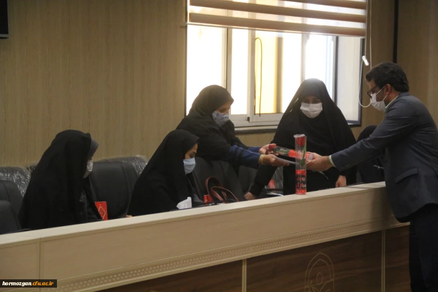 همزمان با ولادت با سعادت حضرت فاطمه الزهرا (س) ، روز  زن و روز مادر از بانوان شاغل در دانشگاه فرهنگیان هرمزگان تجلیل شد. 4