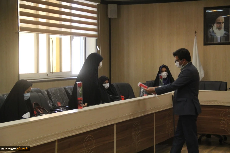 همزمان با ولادت با سعادت حضرت فاطمه الزهرا (س) ، روز  زن و روز مادر از بانوان شاغل در دانشگاه فرهنگیان هرمزگان تجلیل شد. 9