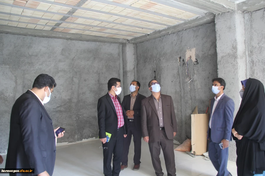 با حضور دکتر انصاری راد معاون دانشجویی دانشگاه فرهنگیان پروژه های عمرانی و تجهیزاتی دانشگاه فرهنگیان هرمزگان مورد بهره برداری قرار گرفت . 14