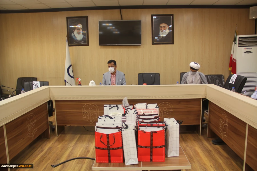 همزمان با ولادت با سعادت حضرت زهرا (س) آیین تجلیل از بانوان همکار دانشگاه فرهنگیان برگزار شد. 2