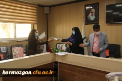 همزمان با ولادت با سعادت حضرت زهرا (س) آیین تجلیل از بانوان همکار دانشگاه فرهنگیان برگزار شد. 2