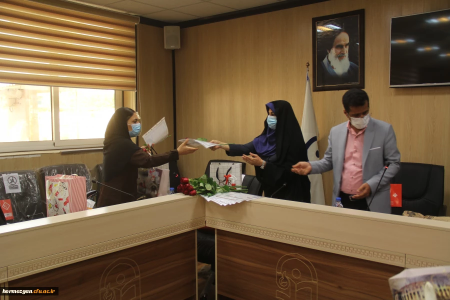 همزمان با ولادت با سعادت حضرت زهرا (س) آیین تجلیل از بانوان همکار دانشگاه فرهنگیان برگزار شد. 2