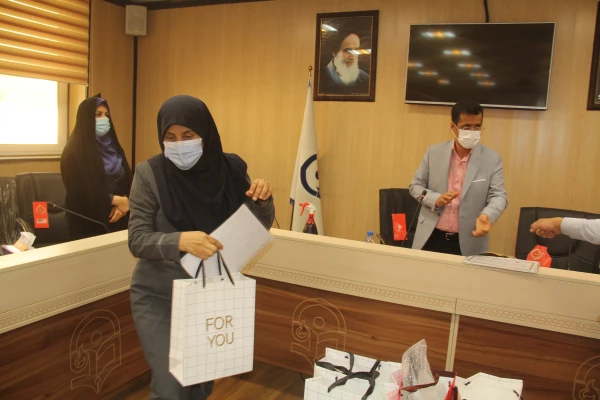 همزمان با ولادت با سعادت حضرت زهرا (س) آیین تجلیل از بانوان همکار دانشگاه فرهنگیان برگزار شد. 2