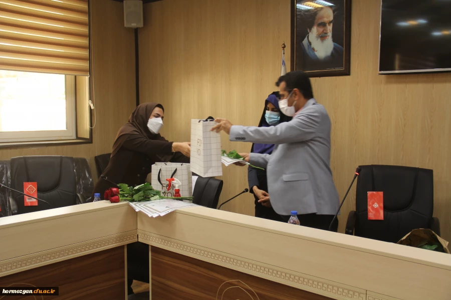 همزمان با ولادت با سعادت حضرت زهرا (س) آیین تجلیل از بانوان همکار دانشگاه فرهنگیان برگزار شد. 3