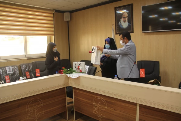 همزمان با ولادت با سعادت حضرت زهرا (س) آیین تجلیل از بانوان همکار دانشگاه فرهنگیان برگزار شد. 4