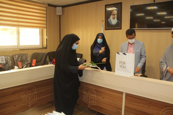 همزمان با ولادت با سعادت حضرت زهرا (س) آیین تجلیل از بانوان همکار دانشگاه فرهنگیان برگزار شد. 7